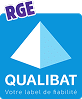 Logo QUALIBAT RGE, label français de fiabilité du bâtiment, fond bleu avec un symbole pyramidal blanc et bleu clair. Texte "Votre label de fiabilité".