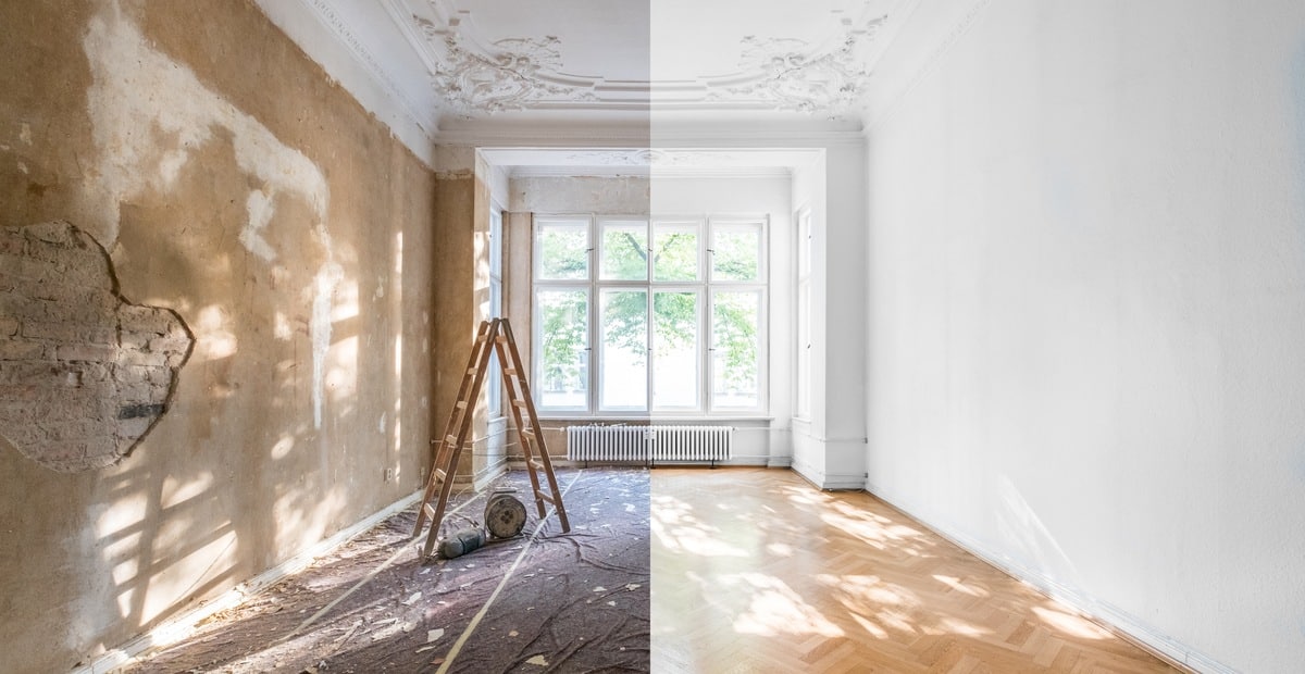 Pièce avant/après rénovation: murs bruts, sol sale, échelle à gauche; murs blancs, parquet clair, pièce lumineuse à droite.
